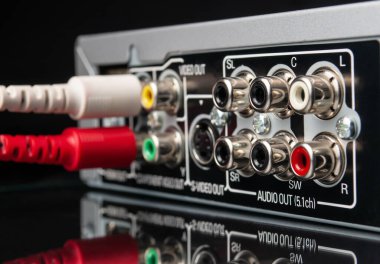 modern multimedya ve ses ekipmanları siyah arkaplan üzerine bağlı kablolar yakın plan