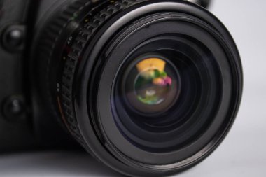 Beyaz arkaplandaki kamera lenslerini kapat