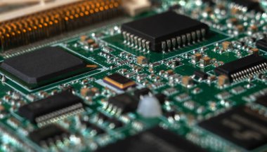 Pasif ve aktif devre bileşenleri yüzeye monte edilmiş basılı devre kartı kapat