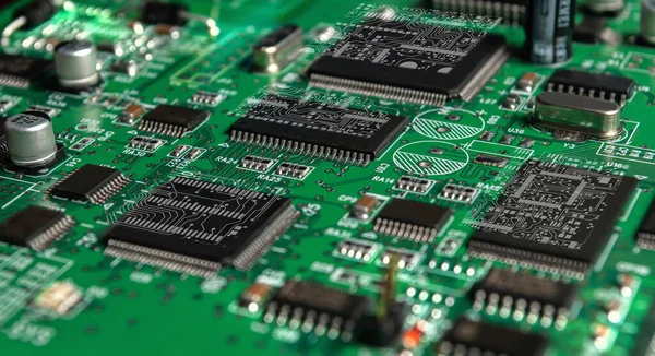 Pasif ve aktif devre bileşenleri yüzeye monte edilmiş basılı devre kartı kapat