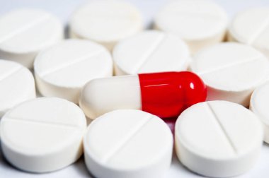 Beyaz arka planda beyaz hapların ve coklor kapsülünün makro fotoğrafları. Eczacılık konsepti