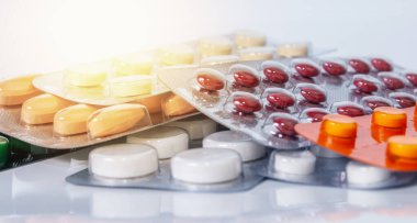 Farklı haplar, tablet kabarcıkları ve beyaz arka planda kapsüller. Eczacılık konsepti