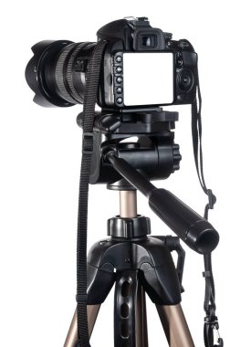 Beyaz arka planda izole edilmiş tripoddaki modern DSLR kamera