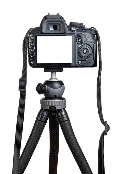 Beyaz arka planda izole edilmiş tripoddaki modern DSLR kamera