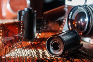 Geriye dönük kamera, kamera kaydı ve ahşap arka planda kasetler.