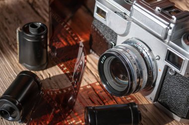 Geriye dönük kamera, kamera kaydı ve ahşap arka planda kasetler.