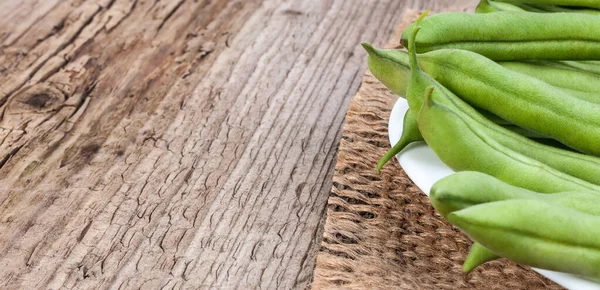 Baccelli Fagiolini Freschi Maturi Piatto Bianco Fondo Legno — Foto Stock