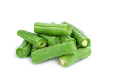 Beyaz arka planda izole edilmiş taze taze doğranmış yeşil fasulye kabukları.
