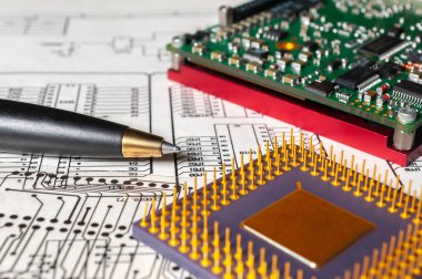 Elektronik tahta, kalem, işlemci ve radyo bileşenleri basılı devre kartlarının üretimi için bir şematik devre şeması ve bir fotomaskenin arka planında yatar. Elektronik aygıtların geliştirilmesi ve tasarlanması için kavram.