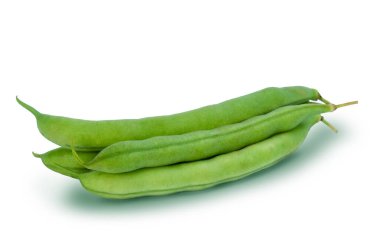 Taze taze fasulye kabukları beyaz arkaplanda izole edilmiş.