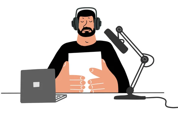 Radyo podcast haber spikeri mikrofonla stüdyoda.