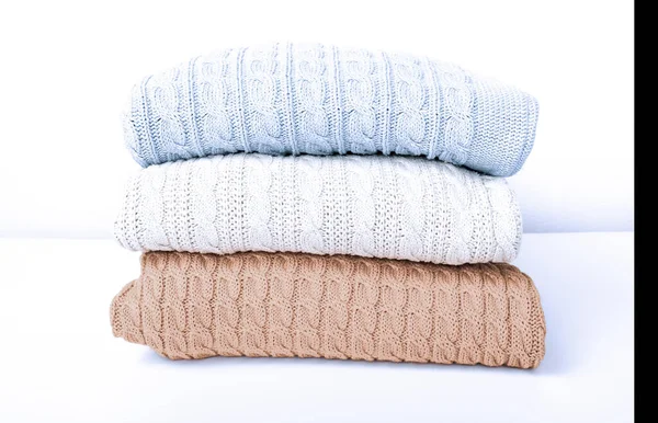 Στοίβα από άνετα σπιτικά καθαρά πλεκτό πουλόβερ σε παστέλ χρώματα, πλυντήριο και πλύσιμο ρούχων έννοια — Φωτογραφία Αρχείου