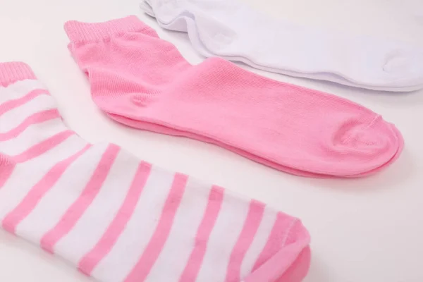 Τρεις κάλτσες σε ροζ χρώμα γάμμα, από λευκό έως ροζ από κοντά σε λευκό φόντο — Φωτογραφία Αρχείου