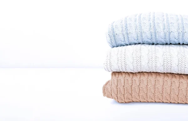 Stos przytulny wygodny domowo czyste pranie dzianiny swetry w pastelowych kolorach, pranie i pranie koncepcji odzieży, przestrzeń kopiowania — Zdjęcie stockowe