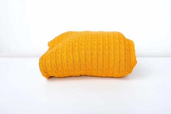 Tacked Κίτρινο Μοντέρνο Χρώμα Πουλόβερ Πουλόβερ Λευκό Φόντο Ζεστό Φθινόπωρο — Φωτογραφία Αρχείου