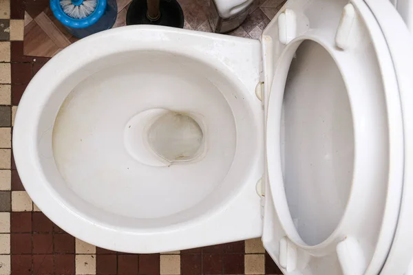 Βρώμικο ανθυγιεινό μπολ τουαλέτας με λεκέ από άλατα σε δημόσια τουαλέτα, κορυφαία άποψη — Φωτογραφία Αρχείου