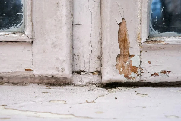 Vieja ventana de madera con pintura pelada y durt necesitaba ser reparado o reemplazado — Foto de Stock