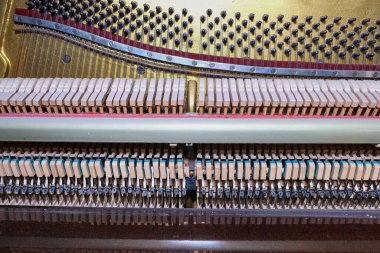 Eski bir piyanonun içine bak, klavye müzik enstrümanlarının onarımı ve ayarlanması