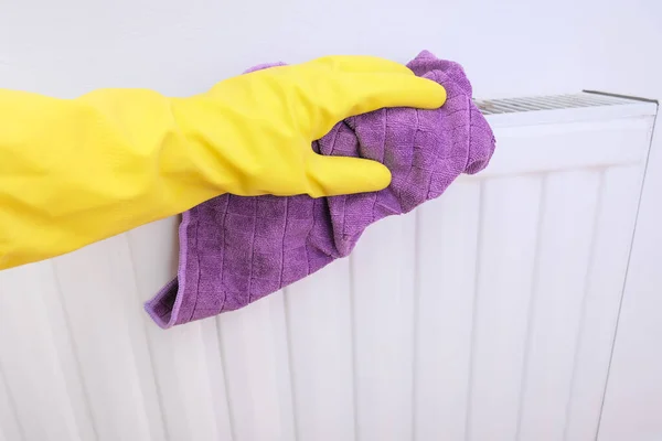 Радіатор і прибирання будинку, рукавички з жовтими гумовими рукавичками протирання і миття центрального опалювального радіатора з мікрофібри — стокове фото
