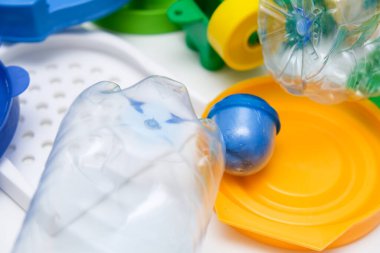 Birçok evcil plastik obje, doğayı ve çevreyi korumak için geri dönüştürülebilecek şeyler.