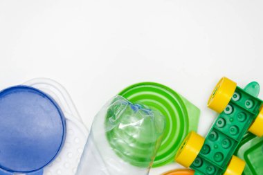 Birçok evcil plastik nesne, şişeler oyuncak kapakları geri dönüştürülebilir doğayı kurtarmak ve beyaz arka planda ortamı korumak için kopyalama alanı ile