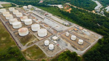Endüstri petrol deposunun havadan görüntüsü. Petrol ve doğalgaz işi.