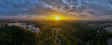 Güneş doğarken havadan ve güzel yeşil ormandan 5G iletişim havlusu..