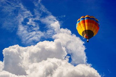 Sıcak hava balonları mavi arka planda ve bulutlarda izole edildi