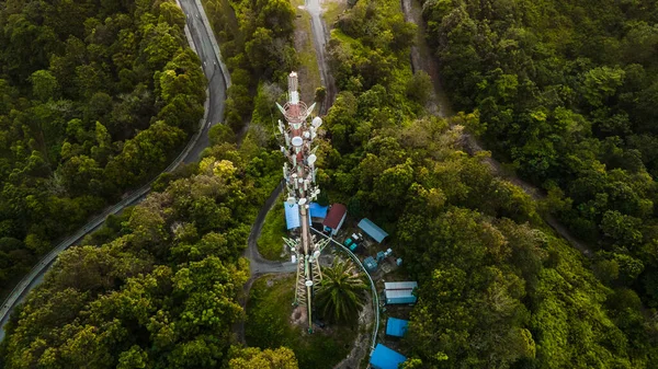 Güneş doğarken havadan ve güzel yeşil ormandan 5G iletişim havlusu..