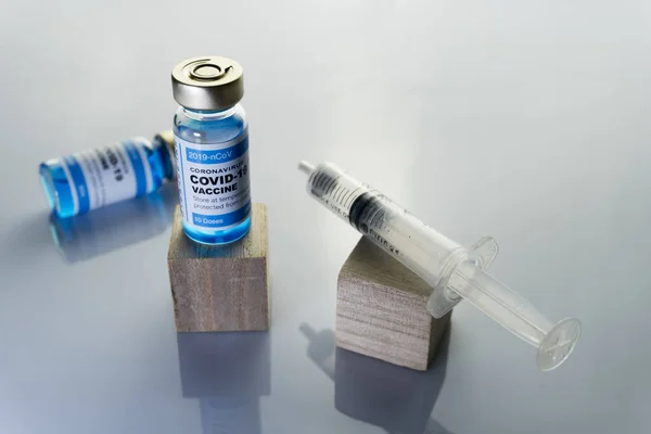 Aşı ve şırınga enjeksiyonu (yeni Coronavirus hastalığı 2019, COVID-19). Tıp bulaşıcı kavramı.