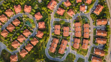 Yeşil çimlerin üzerinde kırmızı kiremitli çatı, mimari, bina konsepti olan ev sakinlerinin en üst manzarası..