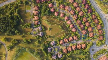 Yeşil çimlerin üzerinde kırmızı kiremitli çatı, mimari, bina konsepti olan ev sakinlerinin en üst manzarası..