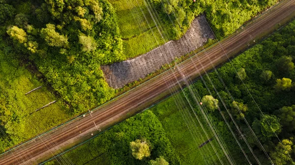 Tepe tepe manzaralı tren yolu ve sabahları yeşil çimenler..