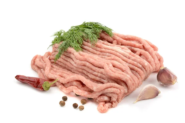 Carne proaspătă de porc și carne tocată de vită, garnitură cu usturoi, piper roșu și moară. Izolată pe un fundal alb . — Fotografie, imagine de stoc