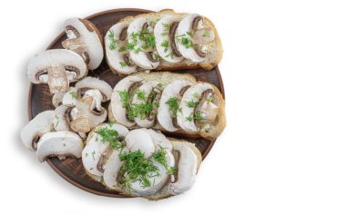 Çiğ mantarlı sandviçler şampiyon ve bir tabakta dereotu, beyaz izole edilmiş arka plan.