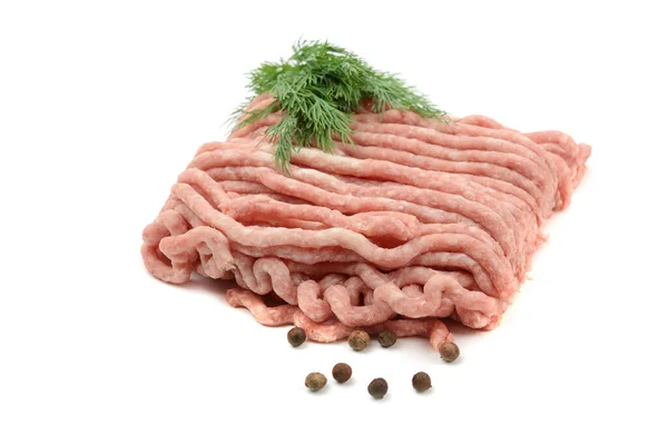 Carne fresca di maiale e manzo macinata, guarnita con aglio, peperoncino e aneto. Isolata su fondo bianco. — Foto Stock