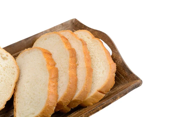 切片面包放在一个木制面包盒里。孤立的白色背景。带有复制空间的顶部视图. — 图库照片