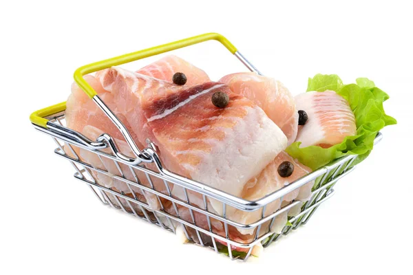 Філе риби Пангасіуса, нарізане шматочками в кошику для покупок. Ізольовані на білому тлі. Філе свіжої риби . — стокове фото