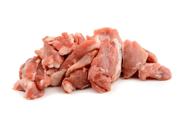 Surowe mięso wieprzowe pocięte na kawałki, izolowane na białym tle. — Zdjęcie stockowe