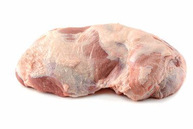 Çiğ et yakın plan. Yakın planda çiğ domuz omzu. Beyaz izole arkaplanda domuz filetosu.