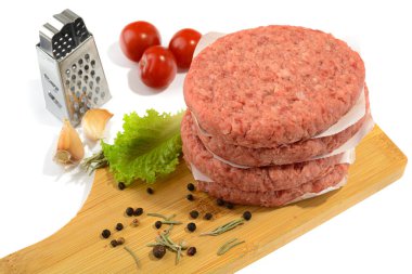Hamburger yapmak için köfte ve baharat. Beyaz bir arkaplanda izole edilmiş.
