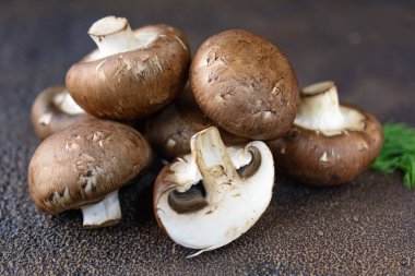 Kraliyet mantarları, koyu dokulu arka plan, kırsal stil. Seçici Odaklanma. Yakın plan..