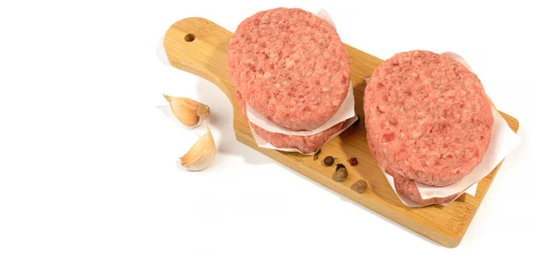 Fatias de carne crua para fazer um hambúrguer. Isolado em um fundo branco. Foco Seletivo. — Fotografia de Stock