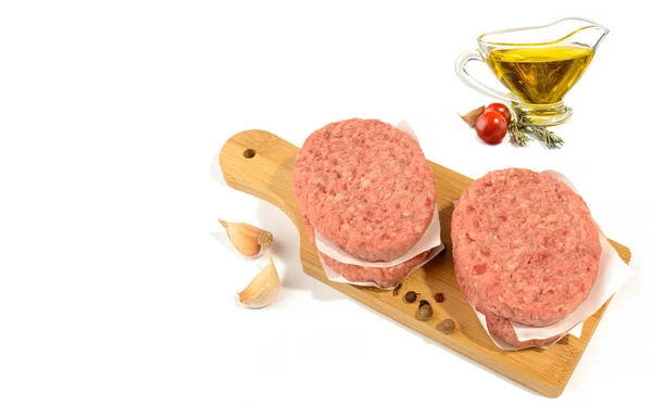 Fatias de carne crua para fazer um hambúrguer. Isolado em um fundo branco. Foco Seletivo. — Fotografia de Stock