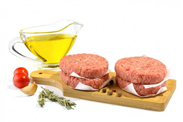 Syrové hovězí placičky na výrobu hamburgeru.Izolované na bílém pozadí.Selektivní zaměření. — Stock fotografie