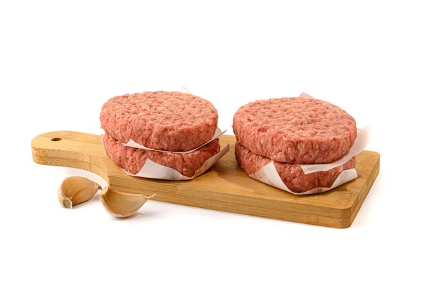 Tortas de carne cruda para una hamburguesa.Enfoque selectivo.Aislado sobre un fondo blanco. — Foto de Stock