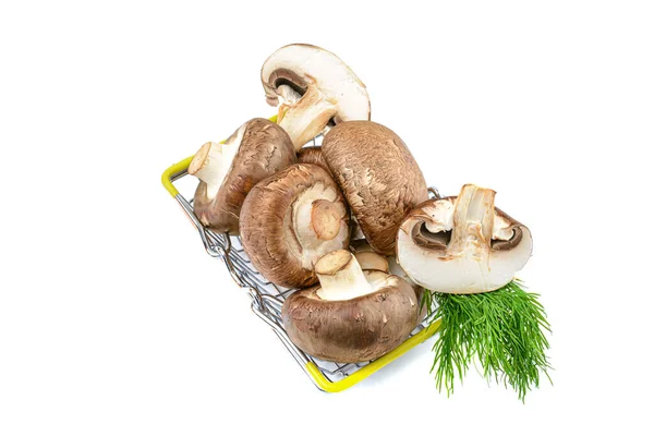 Champignons. Königliche Champignons in einem Einkaufskorb, in Großaufnahme, isoliert auf weißem Hintergrund.. — Stockfoto