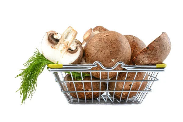 Champignons. Královské houby žampiony v nákupním košíku, zblízka, izolované na bílém pozadí.Koncept nákupu zdravého jídla. — Stock fotografie