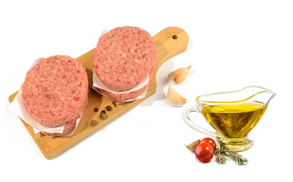 Syrové hovězí placičky na výrobu hamburgeru.Izolované na bílém pozadí.Selektivní zaměření. — Stock fotografie
