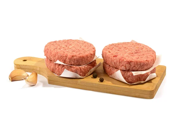 Fatias de carne crua para um hambúrguer.Foco seletivo.Isolado em um fundo branco. — Fotografia de Stock